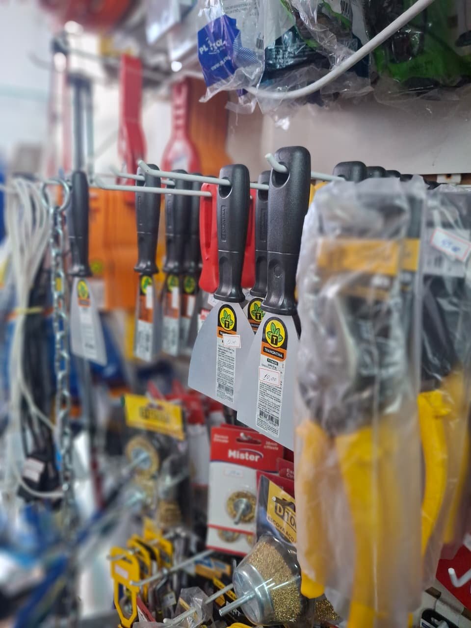 Espátulas e ferramentas manuais expostas na loja